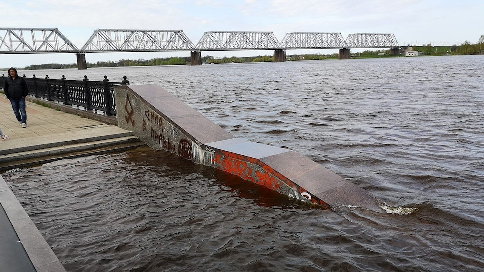 Затопленные ступени спуска к воде на набережной возле ярославского водоканала