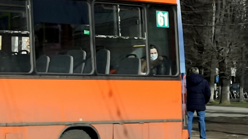 Одинокая пассажирка автобуса в маске