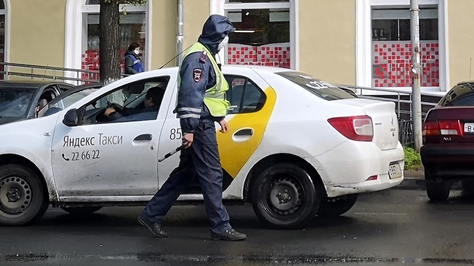 Сотрудник полиции в маске сделал замечание таксисту за то, что тот был без маски