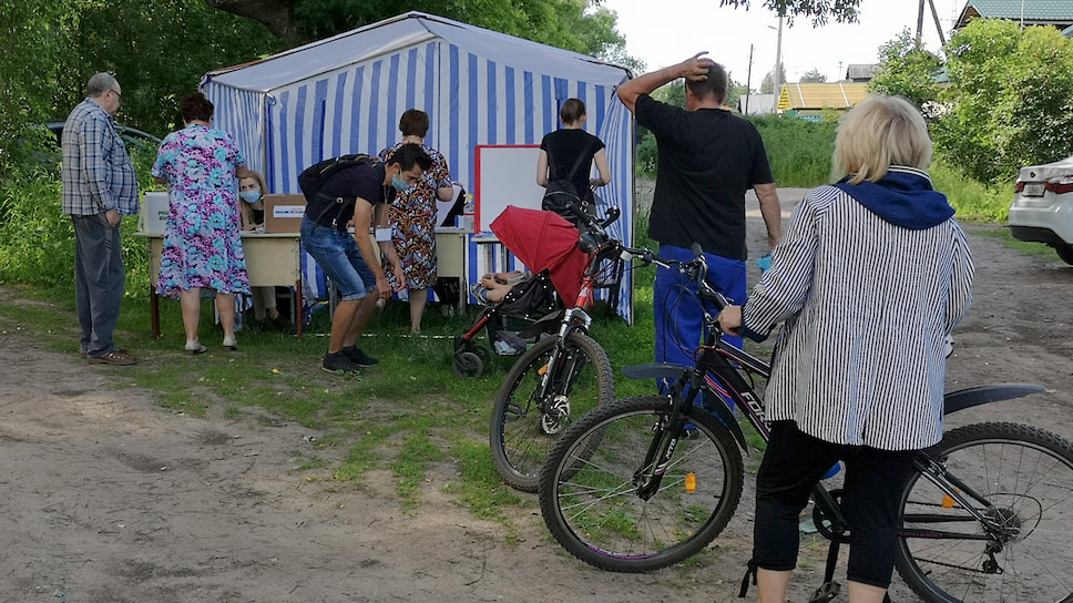 Очередь велосипедистов на участке для голосования