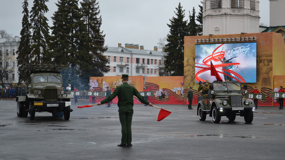 Театрализованное представление на Советской площади, посвященное военной технике, ставшей символом Победы.