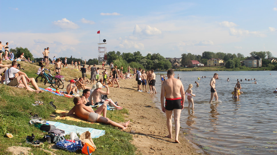 Несмотря на предписание городских властей о запрете купания на всех пляжах Ярославля, люди в самом центре столицы Золотого кольца массово нарушают запрет