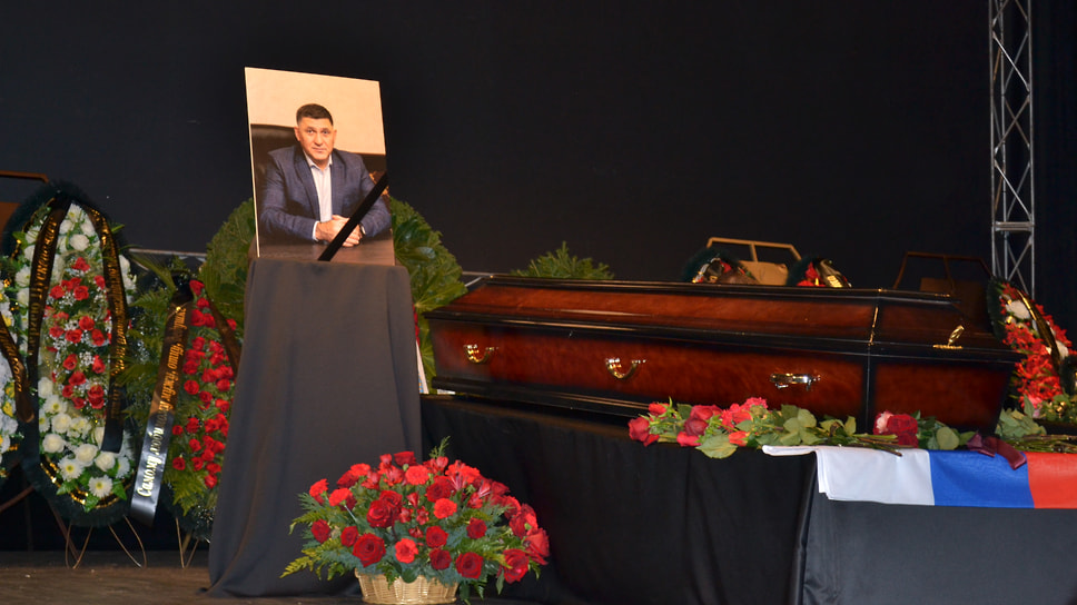 В 9 часов утра 22 сентября в Волковском театре началась церемония прощания с погибшими худруком Сергеем Пускепалисом и водителем театра Александром Синицыным. 