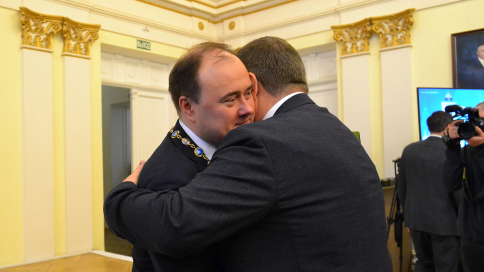 После церемонии к Артему Молчанову выстроилась целая очередь тех, кто хотел поздравить нового мэра с официальным вступлением в должность. 