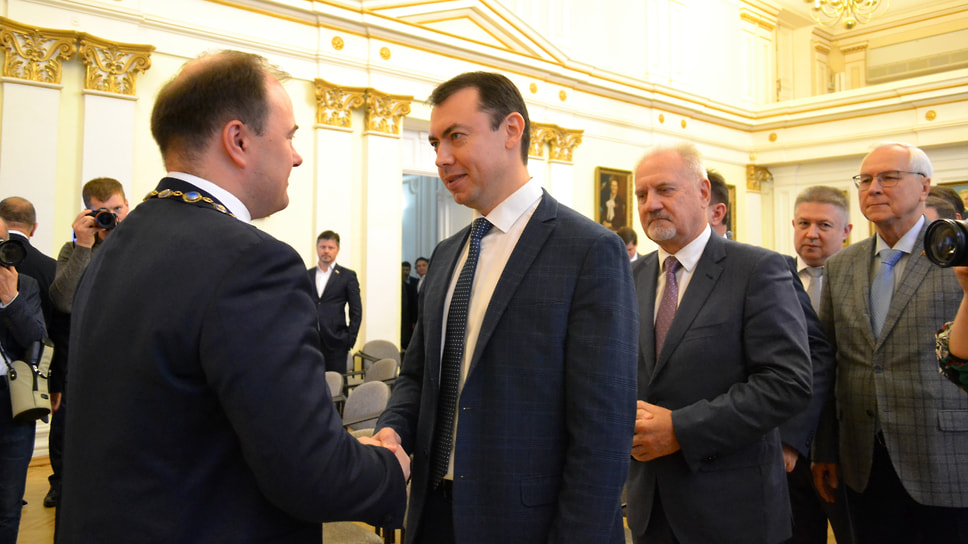 Артем Молчанов принимает поздравление главы Тутаевского района Дмитрия Юнусова.