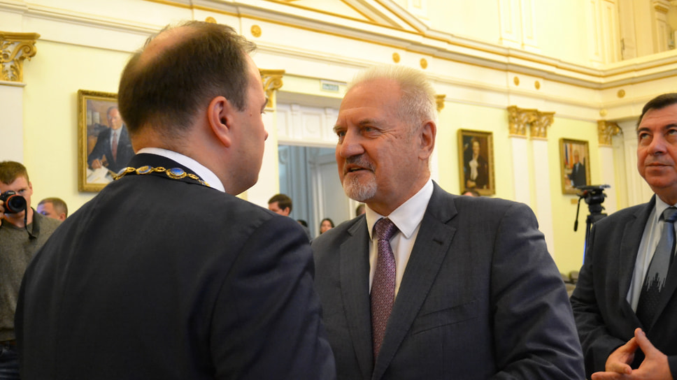 Уполномоченный по правам человека по Ярославской области Сергей Бабуркин поздравляет господина Молчанова с избранием.