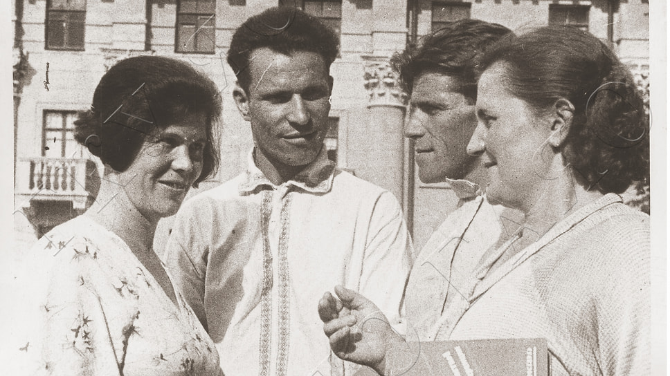 Группа делегатов третьей областной партийной конференции, 1938 г. (ГКУ ЯО ГАЯО. Коллекция фотодокументов. П-1 -2571)
