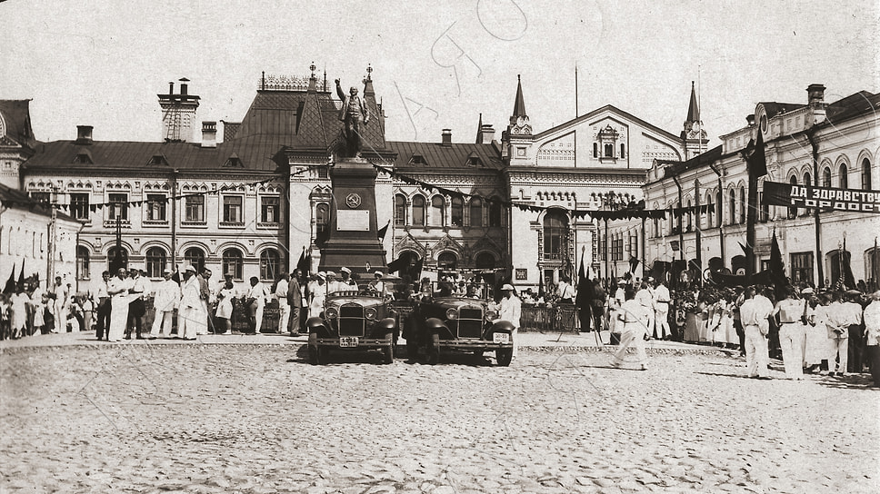 День конституции в г. Рыбинске, 1936 г. (ГКУ ЯО ГАЯО. Коллекция фотодокументов. П-3-33)