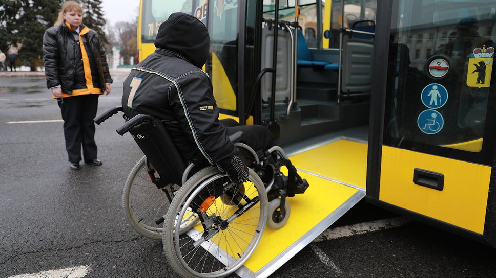 В автобусах предусмотрены пандусы для инвалидов. 