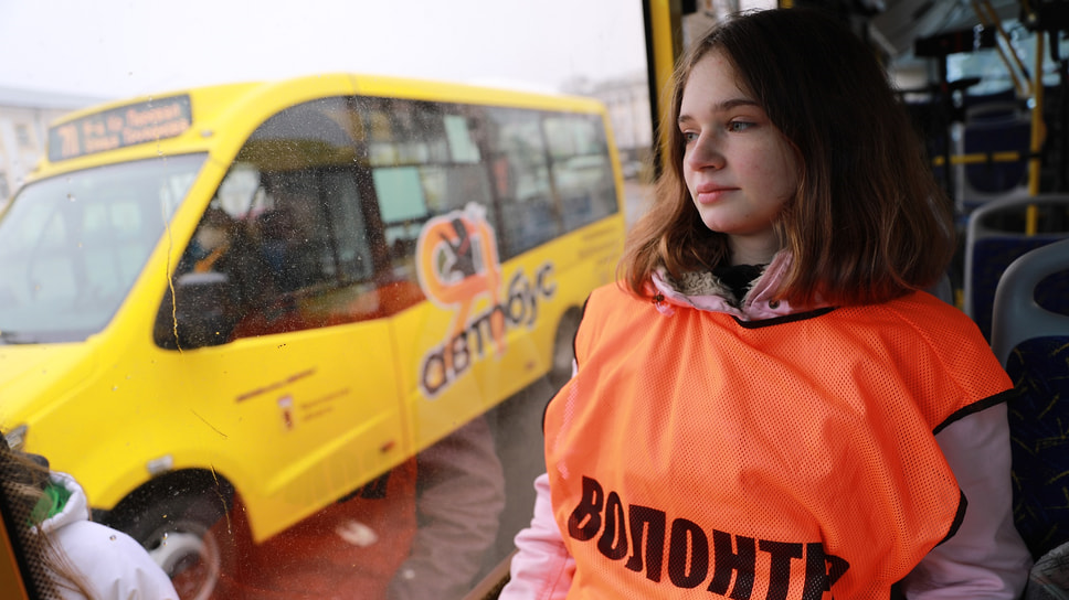 Правительство области обещает, что в первое время в новых автобусах будут работать волонтеры. Они должны помогать с оплатой проезда безналичными способами.  