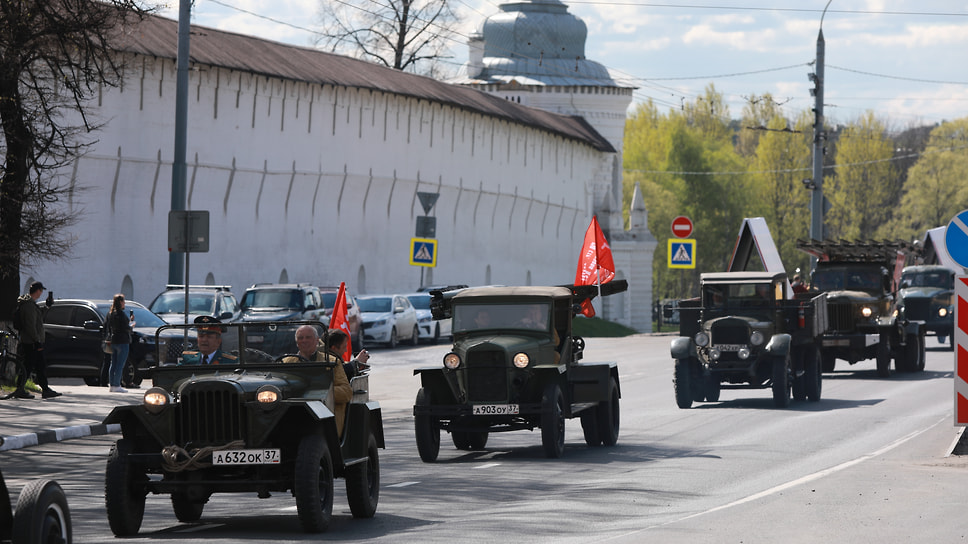&quot;Народный парад&quot; в Ярославле стартовал в 9:00 на улице Нагорная. Военная техника, украшенная флагами и плакатами, под музыку прошла по всем районам города. Общий путь составил 66 км.