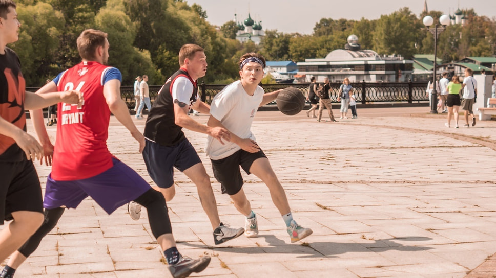 День молодежи отмечали и экскурсиями по достопримечательностям Ярославля, и спортивными забегами и соревнованиями