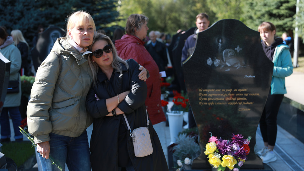 На Леонтьевском кладбище 7 сентября традиционно собирается много людей, желающих почтить память погибших. Сюда приходят близкие и родственники, которые по-прежнему с болью вспоминают о случившемся. 