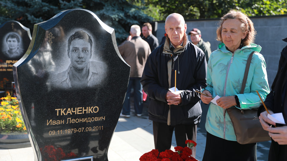 Иван Ткаченко был капитаном команды «Локомотив». На фасаде дома, где жил хоккеист, нанесены символичные граффити.