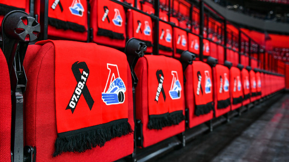 Омский хоккейный клуб выделил на арене 44 места красными шарфами с нашивками «Локомотива».