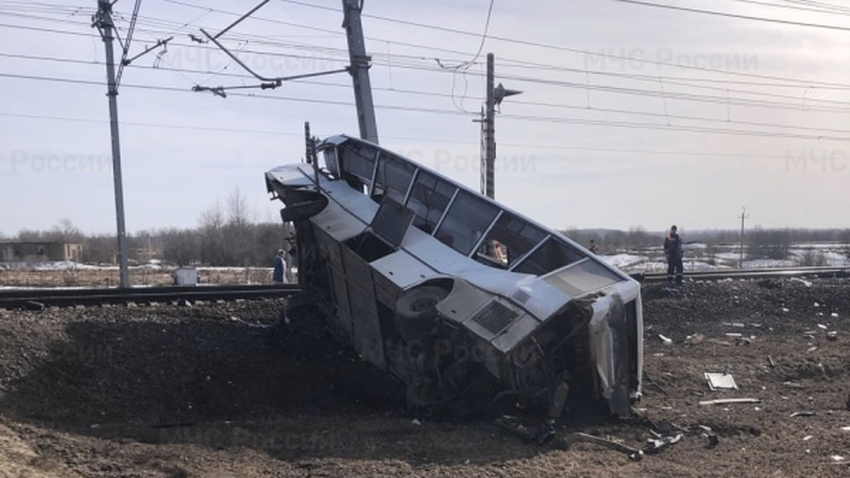 Автобус столкнулся со скорым поездом – Коммерсантъ Ярославль