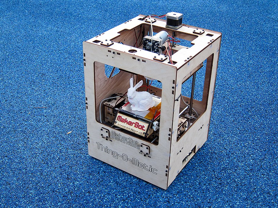 &lt;B>Трехмерный принтер&lt;/B>&lt;br>MakerBot печатает вещи из твердой пластиковой ленты толщиной 0,33 мм 