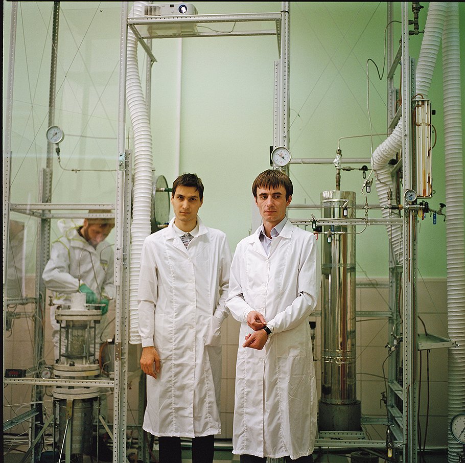 &lt;B>Новаторы по совместительству&lt;/B>&lt;br>Олег Парпуц (справа) и Олег Гиязов придумали, как совместить несколько процессов выработки бензина в одном — экономном