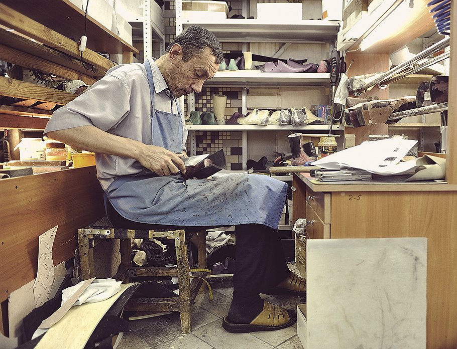&lt;B>Handmade&lt;/B> &lt;br>Всю обувь в компании &quot;Ортомода&quot; — а это 50-60 тыс. пар каждый год — мастера шьют вручную 

