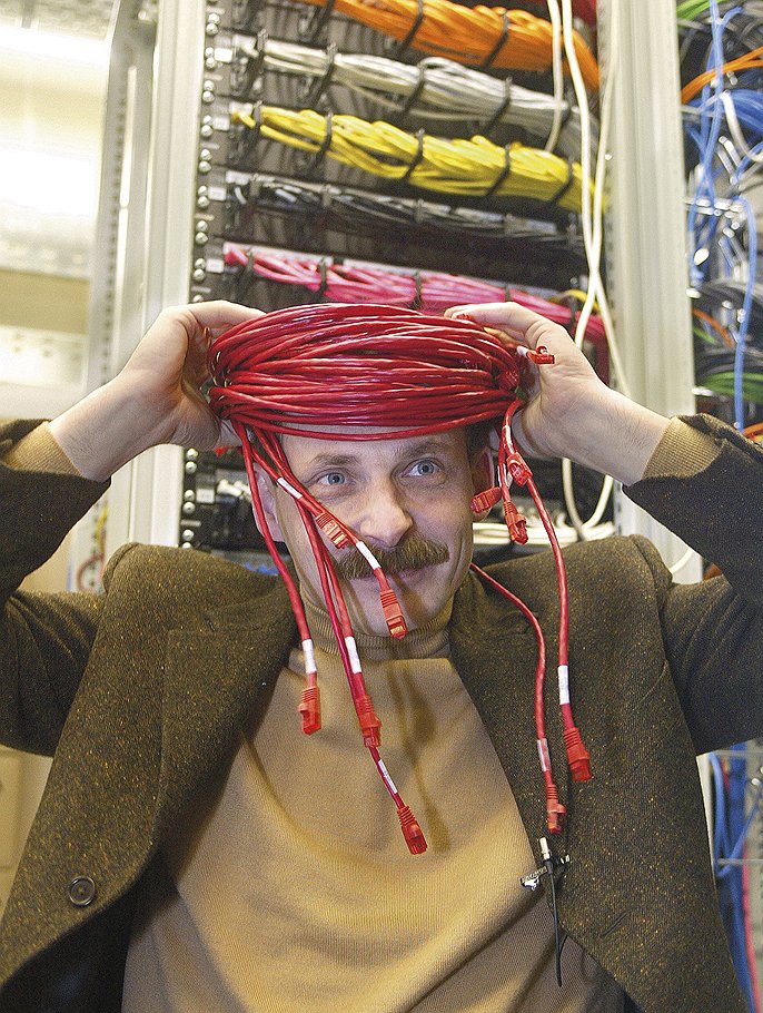 &lt;B>С головой ушел в сеть&lt;/B>&lt;br>На фото 2003 года Аркадий Волож в серверной &quot;Яндекса&quot; — тогда все серверы компании еще помещались в одной комнате