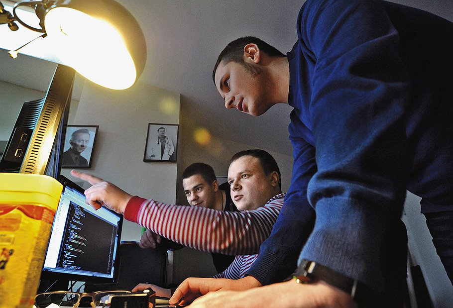 &lt;B>Строго по плану&lt;/B>&lt;br>Сергей Носырев (в центре) и Алексей Шереметьев (справа) с помощью Planner5D удовлетворили тягу людей к планировкам