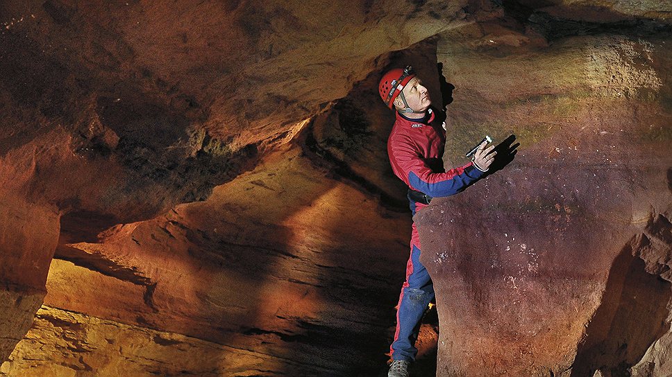&lt;B>Ниже уровня Земли&lt;/B>&lt;br>Антон Юшко спускается в пещеры за вдохновением. Под землей реальность воспринимается иначе