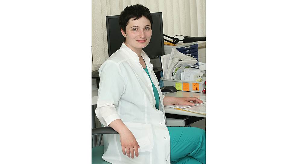 На все руки. Елена Младова, заваленная административной работой, ухитряется заниматься и врачебной практикой