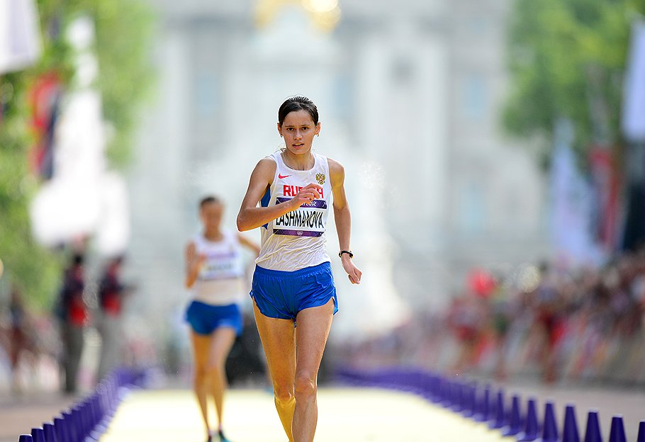 20-летняя Елена Лашманова (на переднем плане) стала самой молодой олимпийской чемпионкой на дистанции 20 км, опередив даже лидера мировой ходьбы последнего пятилетия Ольгу Каниськину