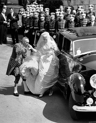 Грейс Келли приезжает на свадебную церемонию, Монако, 1956