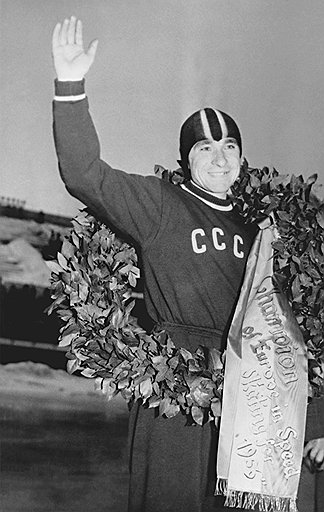 На VII зимней Олимпиаде конькобежец Евгений Гришин одержал победу на дистанции 500 м с мировым рекордом — 40,2 сек