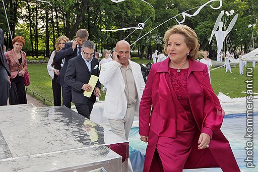 Губернатор Санкт-Петербурга Валентина Матвиенко пришла на бал хозяйской походкой