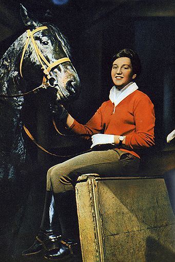 Елена Петушкова на лошади по кличке Пепел на Играх 1972 года в Мюнхене привела советскую команду к победе на соревнованиях по конному спорту. Это была первая и последняя пока золотая олимпийская медаль советских конников