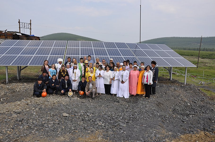 Комплекс солнечных батарей суммарной мощностью 30 кВт обеспечивает около 20% годового потребления электроэнергии поселка Батамай