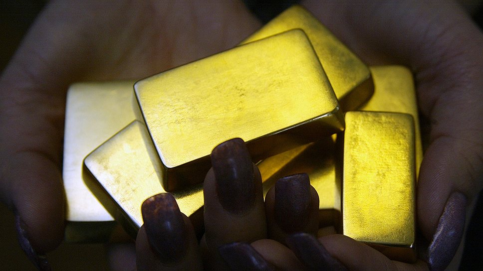 В результате золотого обвала рынок золота текущей весной откатился на отметку середины 2012 года. А инвесторы стали относиться к вкладам в золотые слитки еще более скептически