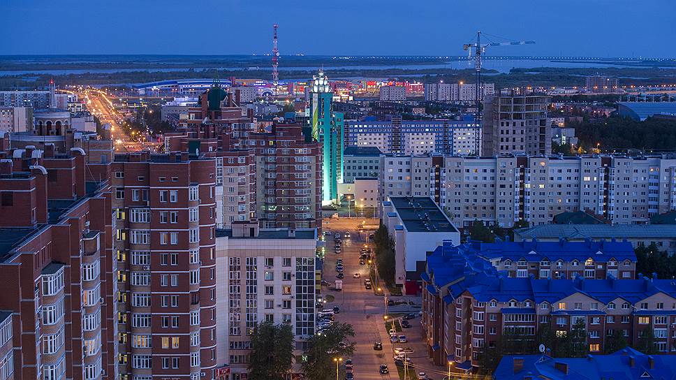 В список десяти городов с самым богатым населением в России по среднедушевому обороту розничной торговли сейчас входят три нефтегазовых города -- Ноябрьск, Новый Уренгой, Сургут (слева направо)