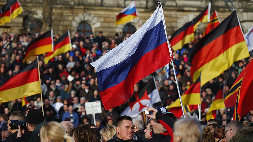 Российские флаги и русские лозунги все чаще встречаются на митингах в Германии 