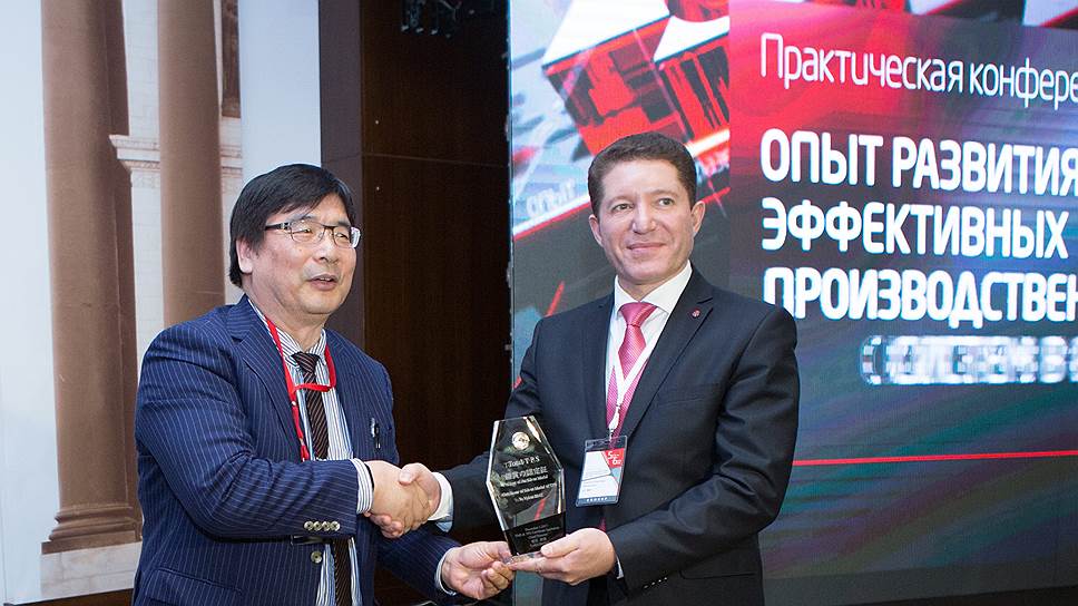 Вручение управляющему директору ВМЗ Александру Барыкову (справа) серебряной медали Toyota Engineering Corporation