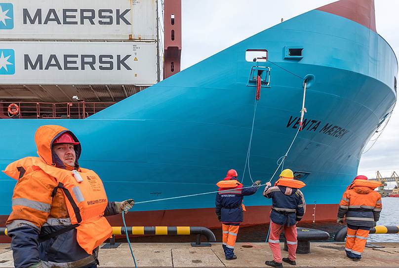 Контейнеровоз ледового класса Arc4 Venta Maersk причалил в порту Петербурга после двухдневного ожидания из-за шторма в Финском заливе и закрытия дамбы