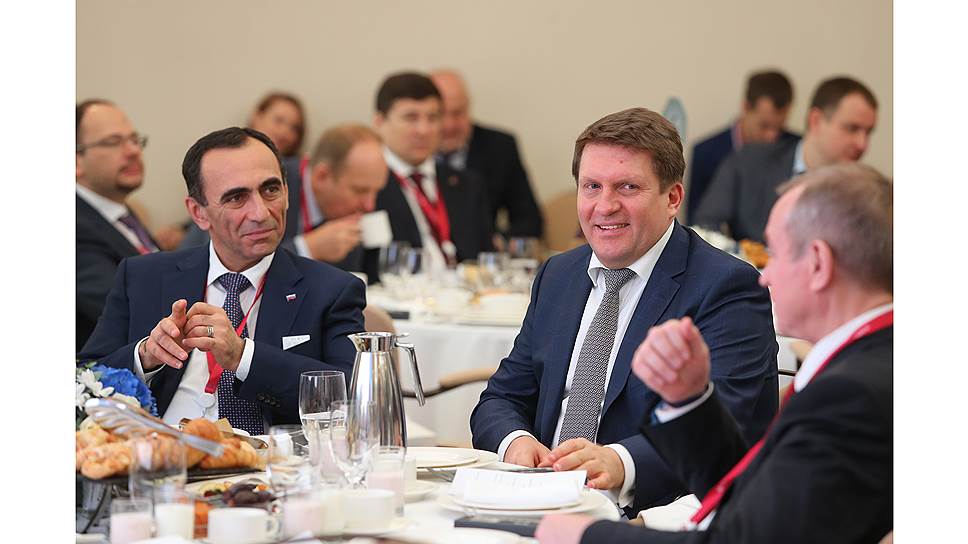 Зампред правления Газпромбанка Алексей Белоус (в центре) рассказал, что на ближайшие годы
перед государством и бизнесом стоят масштабные инвестиционные цели