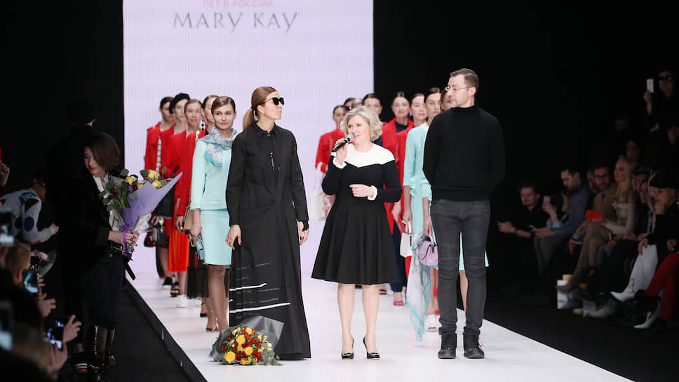 Алла Соколова, Марина Дэмченко, главный редактор журнала Fashion Collection (слева) и визажист Андрей Шилков (справа) на праздновании 25-летия компании  «Мэри Кэй»  в России (2018 год)