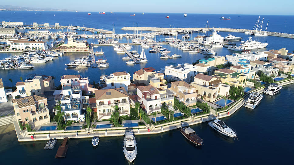 Вид на виллы Limassol Marina