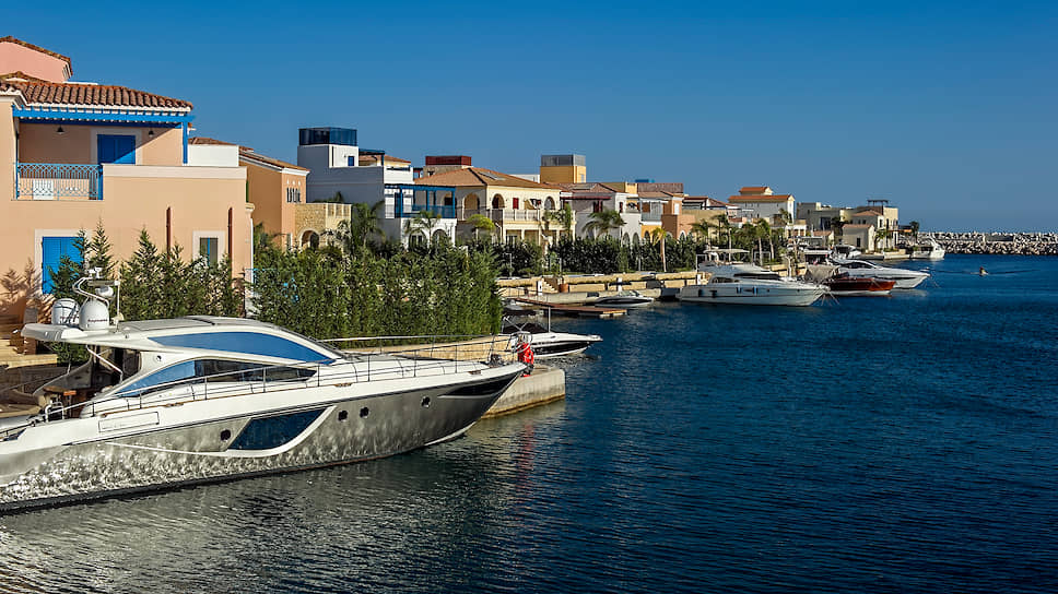 Яхты у причала поселка Limassol Marina