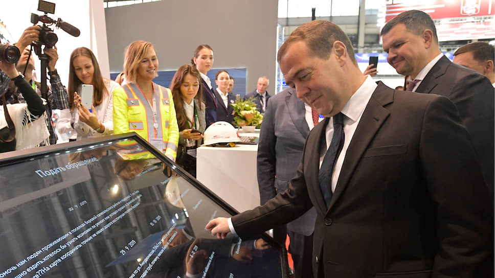 Премьер-министр Дмитрий Медведев с интересом изучил всю экспозицию «Дороги 2019»