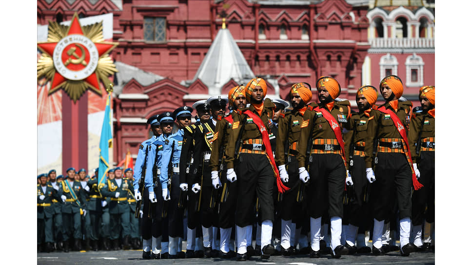 Военнослужащие армии Индии во время военного парада в Москве
