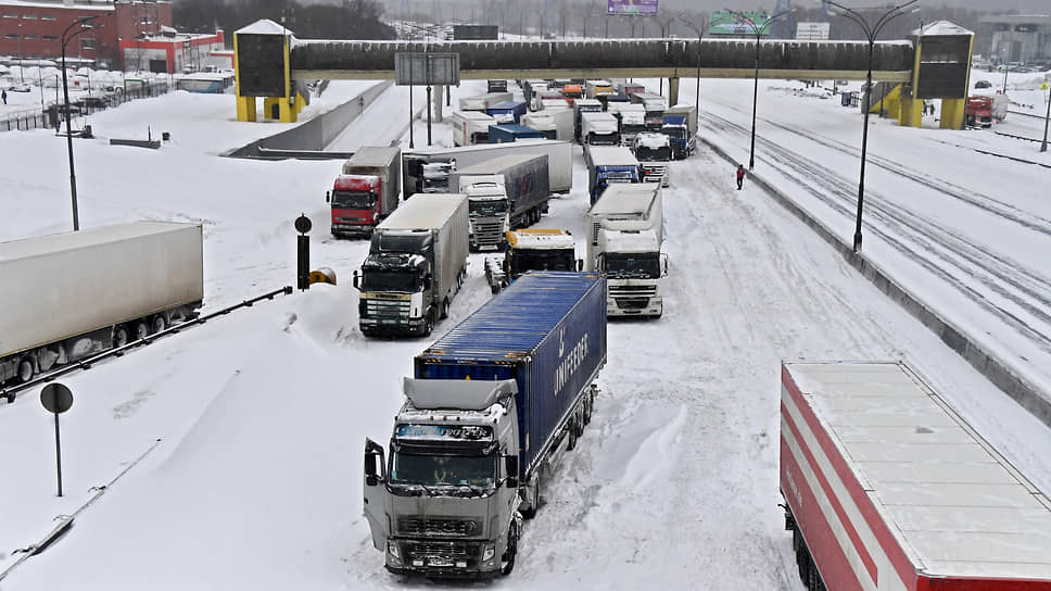 Московская мэрия воспользовалась погодным коллапсом на МКАД для введения новых запретов на въезд грузовиков