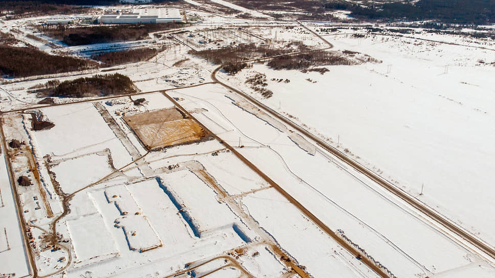На фото площадки будущего комплекса на дальнем плане виден строящийся трубопрокатный цех Выксунского завода ОМК по выпуску бесшовных труб, запуск — в 2022 году