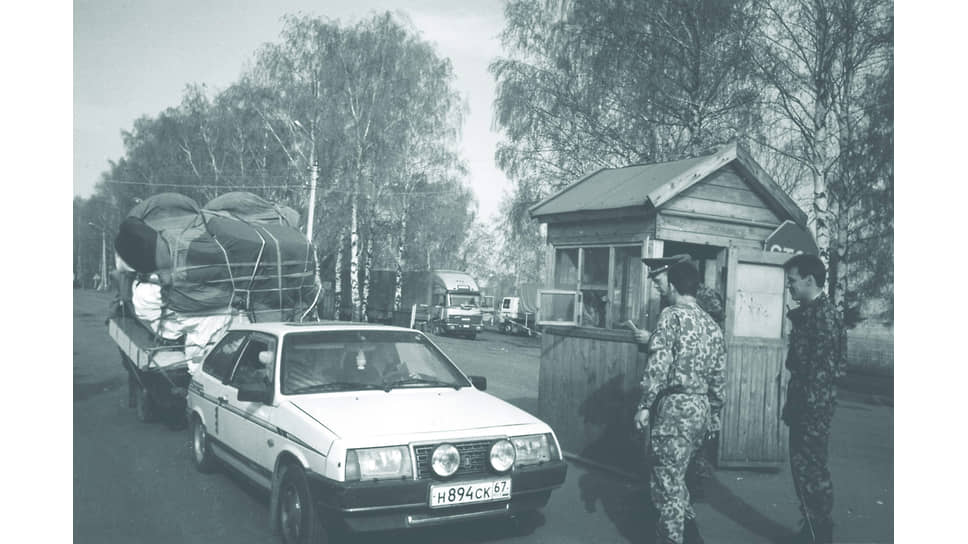 Сотрудники таможни на автопереходе «Красная Горка» на границе с Белоруссией, 1993 год
