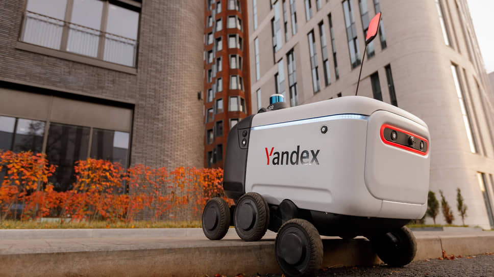 Робот-курьер «Яндекс. Ровер» доставляет посылки «Почты России»