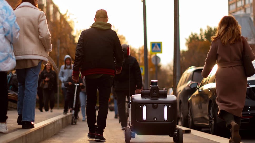 Робот-курьер на городской улице