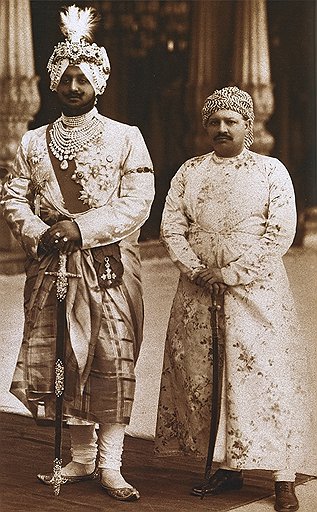 Махараджа Патиала (слева) со слугой, 1928